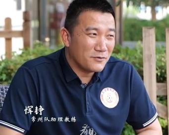 顺配宝 常州助教：雨中一跪是下意识动作，以为球要进了不由自主了